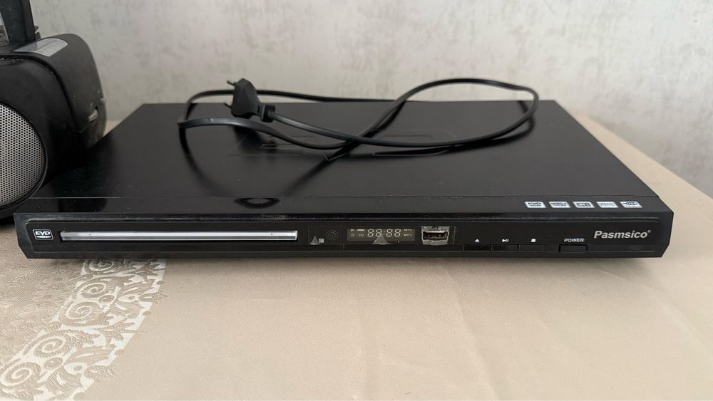 DVD , мини музыкальный центр wifi роутер, телефон.