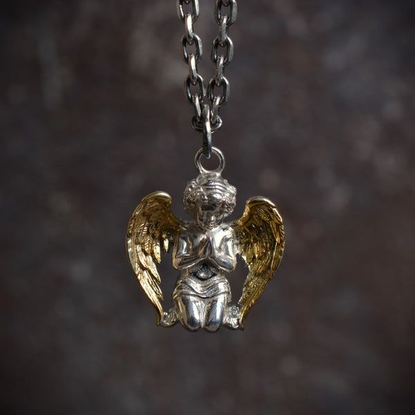 Сребърен медальон 925 „Ангел в молитва“ –  бижу със златни крила