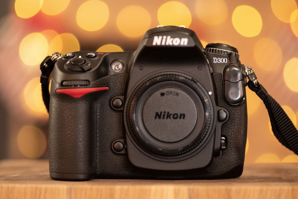 Nikon D300 фотоапарат + два обектива и аксесоари Никон