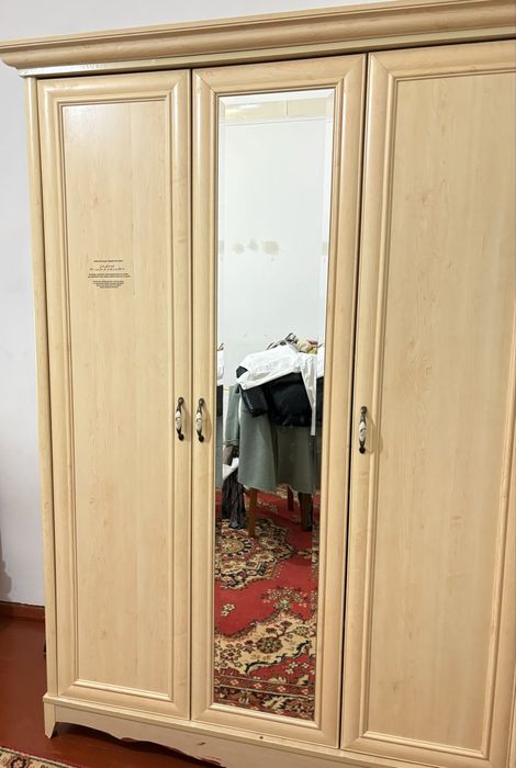 Шкаф с зеркалом с пять полкой