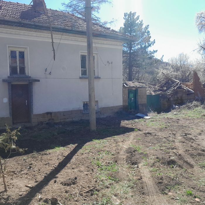 Къща в село Каленик с голям двор  състоянието и е горе до  прилично  р