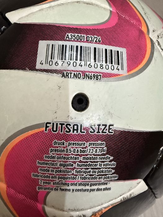 Футбольный мяч для игр.