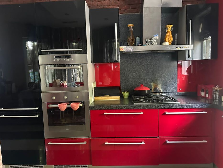 Срочно продам кухонный гарнитур  есть микроволновка, духовка, газовая