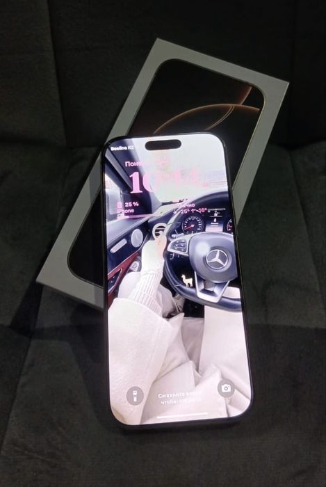 iPhone 16 PRO с документами