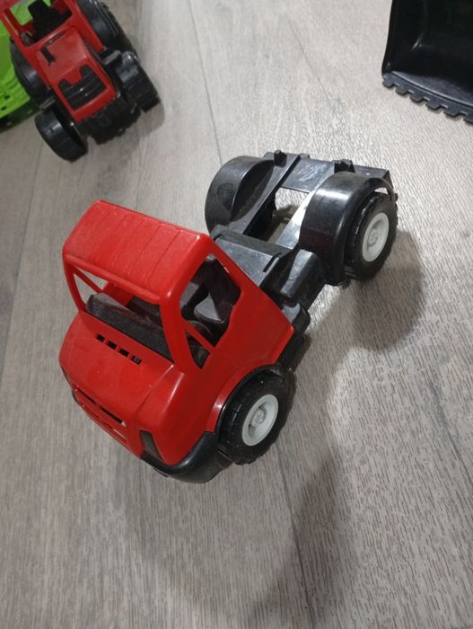 Продам 8 шт большие машинки