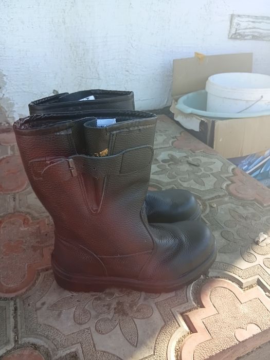 Продам  спец сапоги размер  39