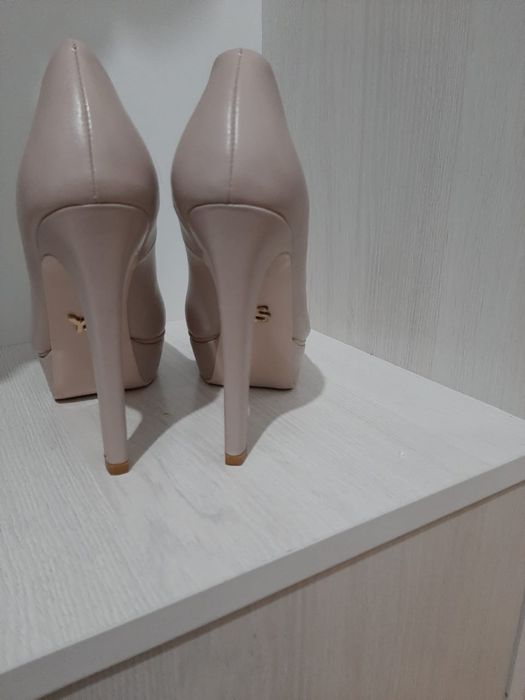 Каблуки белые кожаные