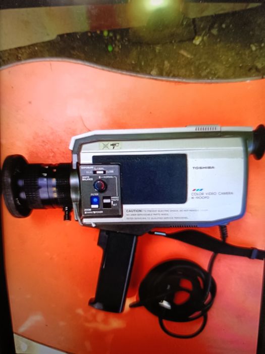 Toshiba color video camera Ik-1900PD
Fără încărcător din păcate pentru colecționari.
