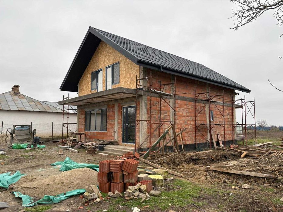 Casa de vanzare P+M, 3 camere, 3 băi + living și bucătărie