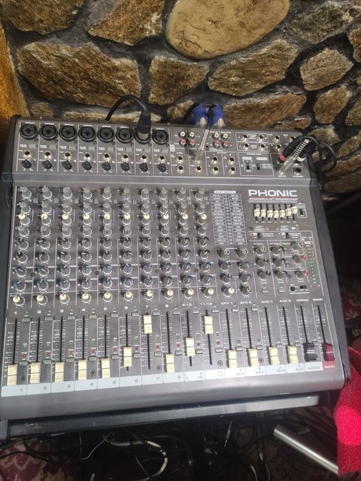 Vând mixer  2 # 500 w  phonic