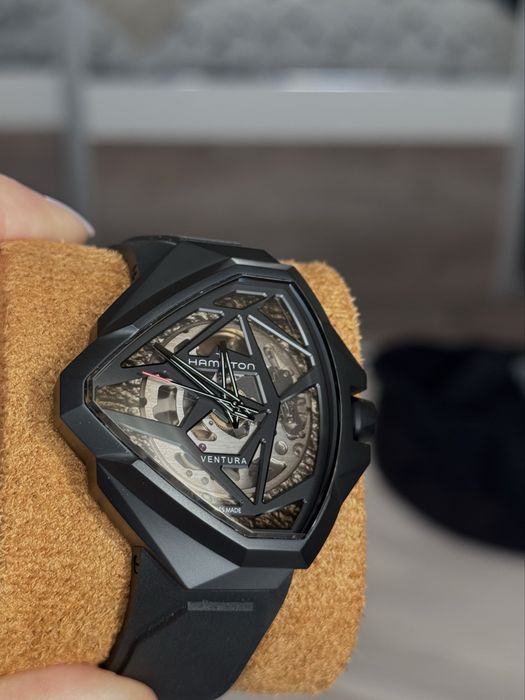 HAMILTON Ventura Edge Skeleton H24645330 часовник