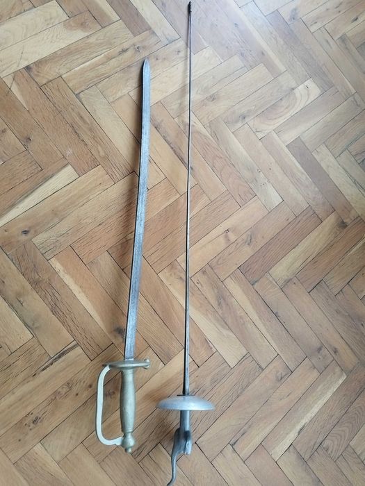 Старинна рапира, шпага, меч, сабя. Стара маска, шлем за фехтовка