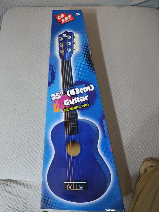 Продам детскую гитару.