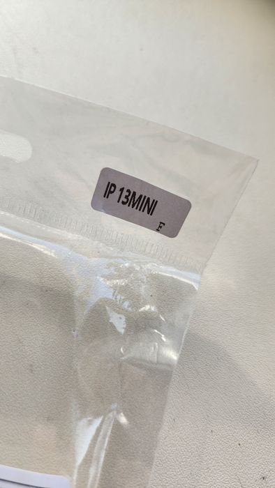 Продам чехол на айфон 13 мини 1000