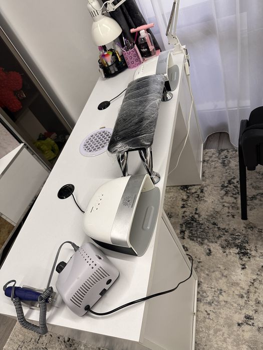 Masa de manichiura cu aspirator