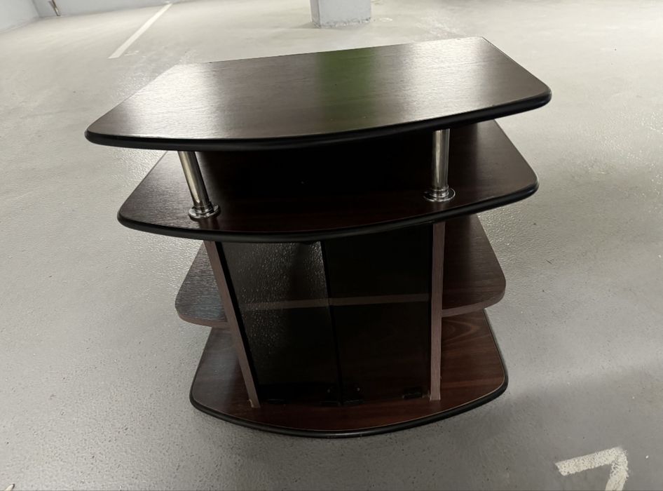 Comoda cu rafturi si usi de sticla