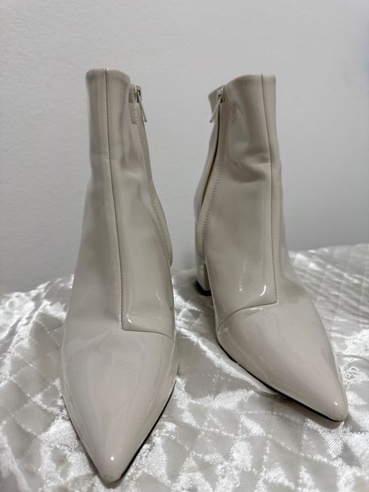 Елегантни дамски боти