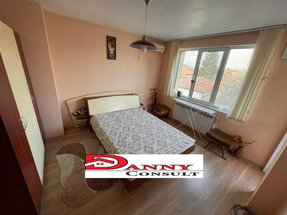 Триетажна новопостроена къща в с. Първомайци