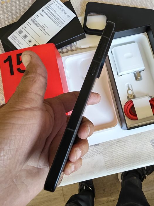 Oneplus 15/12-256/, отличен, комплект, възможен бартер.