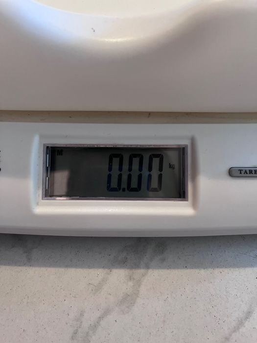 Електронна бебешка теглилка фирма  Ade и ръстомер