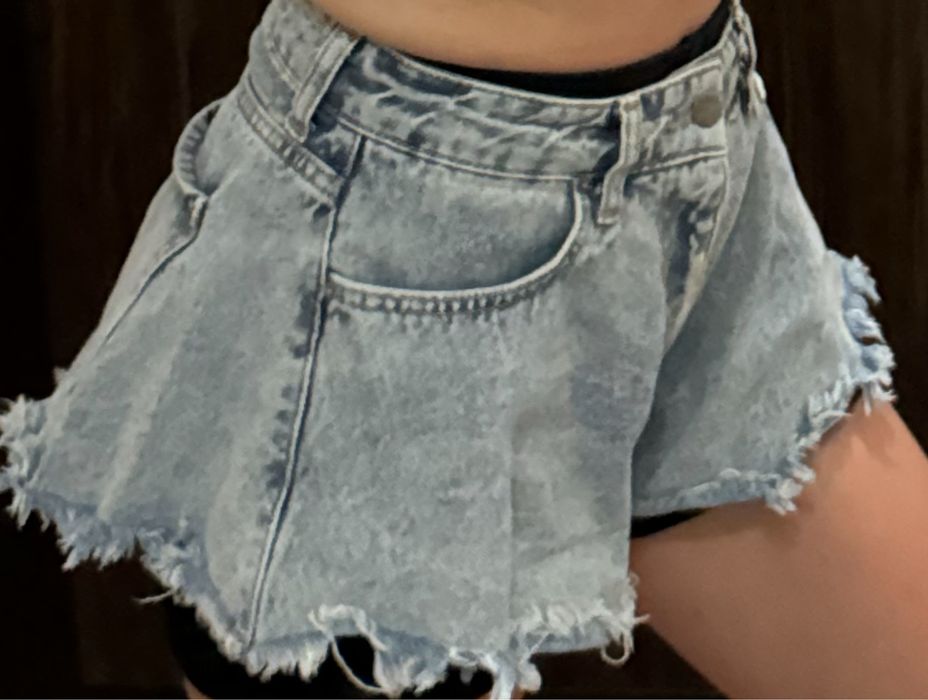 Къси дънки разкроени