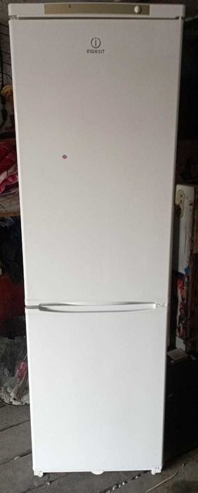 продается холодильник Indesit