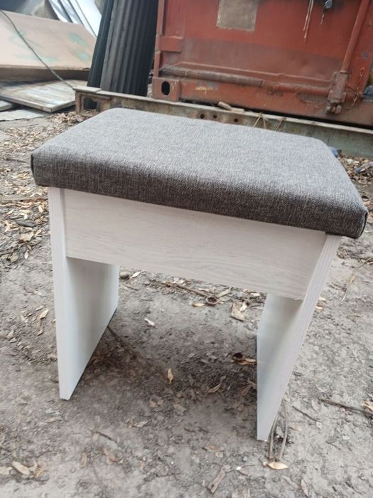 Продаются 3 стола с табуретками. Два стола полукруглые,один прям