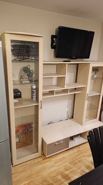 Холна секция, трапезна маса със столове и диван