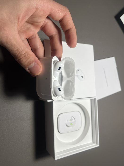 Apple AirPods Pro (2-е поколение)