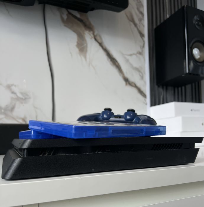 PS4 Slim + джойстик + 2 игри