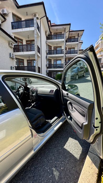 Продавам Volkswagen Golf 5