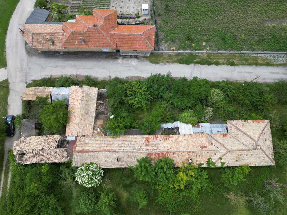 Голяма къща в центъра на село Съединение