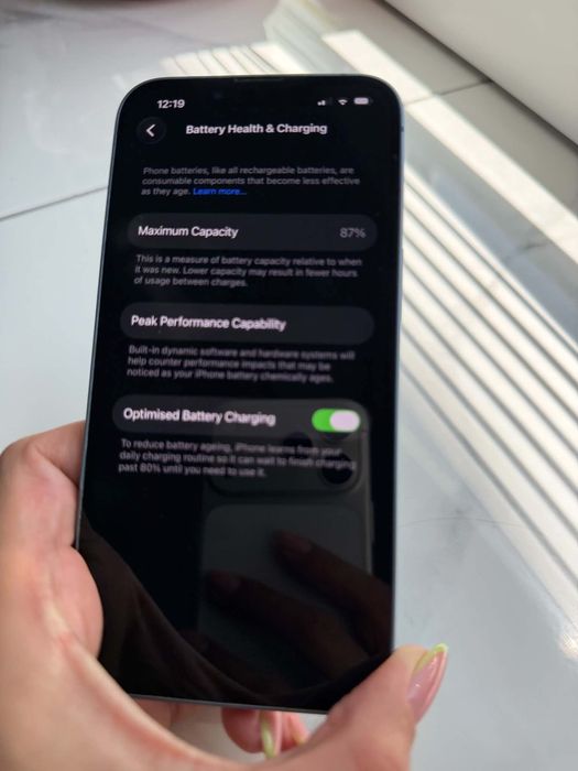 Два телефона iphone 14 и iphone 13