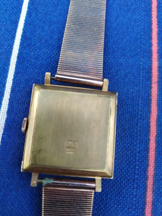 Позлатен швейцарски часовник