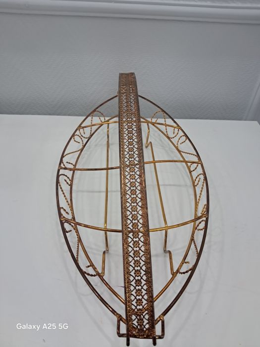 Золотые две вазы корзины.