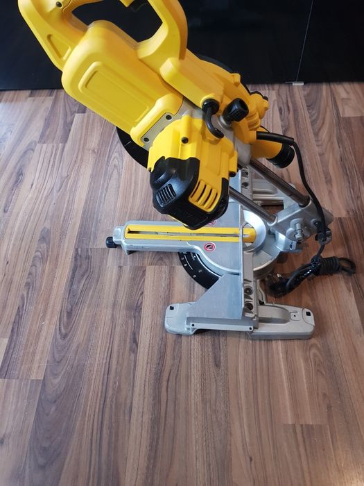 Circular pentru taieri înclinate Dewalt  DWE 774