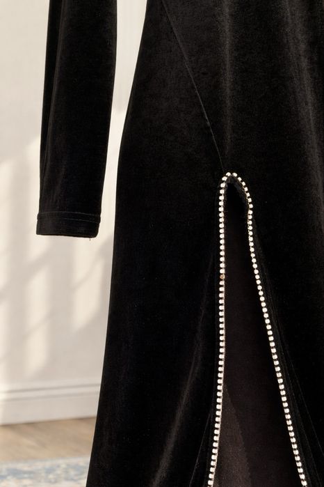 Велюровое вечернее платье с разрезом