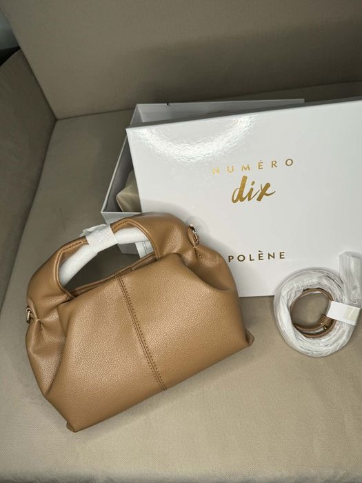 Нова дамска чанта Polène Numéro Neuf Mini
Моделът е изработен от висококачествена естествена кожа, която придава усещ