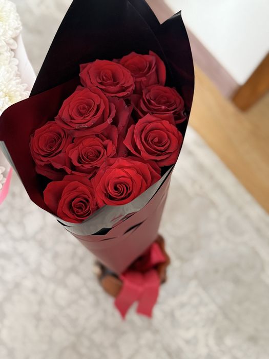 Красивый букет из метровых красных роз