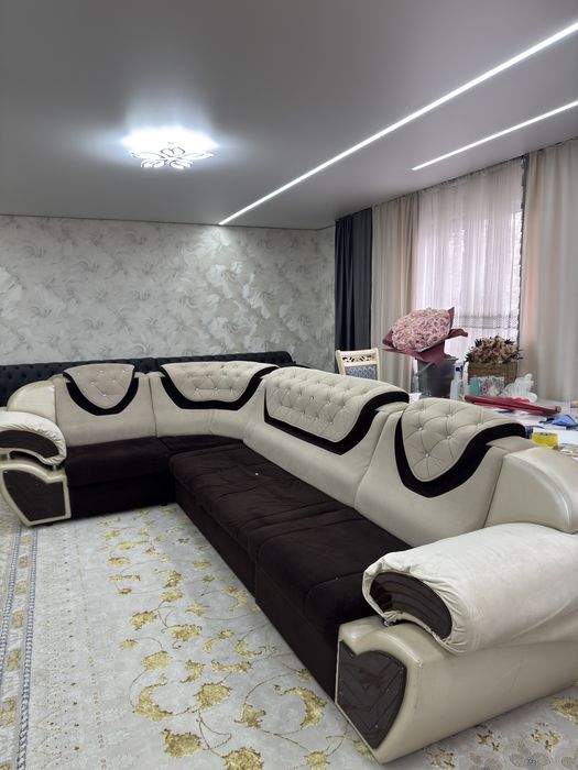 Диван 4метровый.