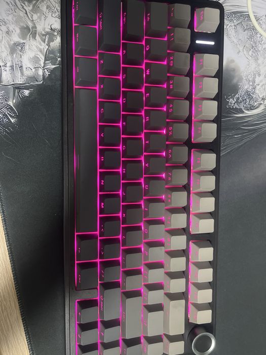 Прода клаву новая 16 видов подветки и зеленые кейкапы идет без коробкт