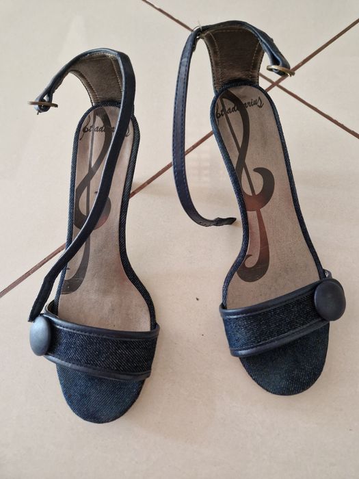 Sandale Stradivarius.