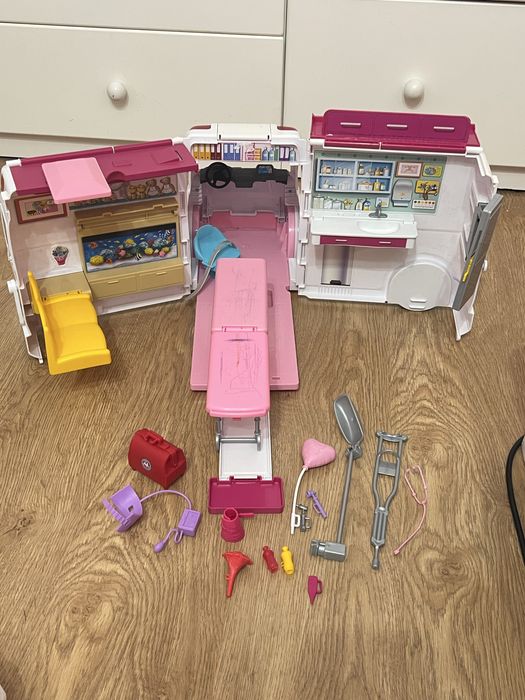 Barbie трансформираща се линейка