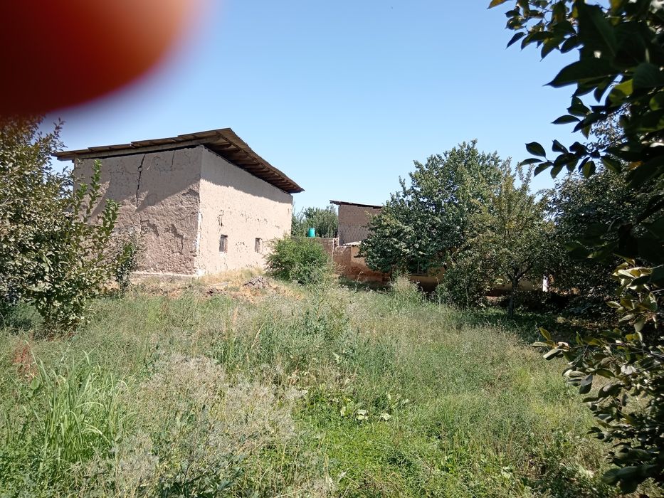 Ер сотилади 8 сотих, мол хона хаммом бор. 2 хонадон қурилишига тайёр