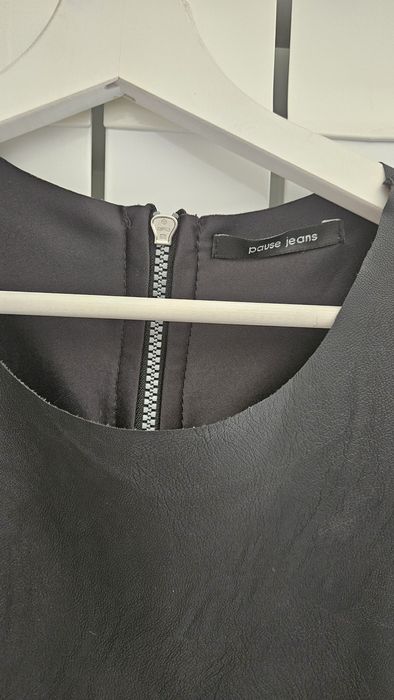 Продавам страхотен черен дамски елек-потник, размер S.