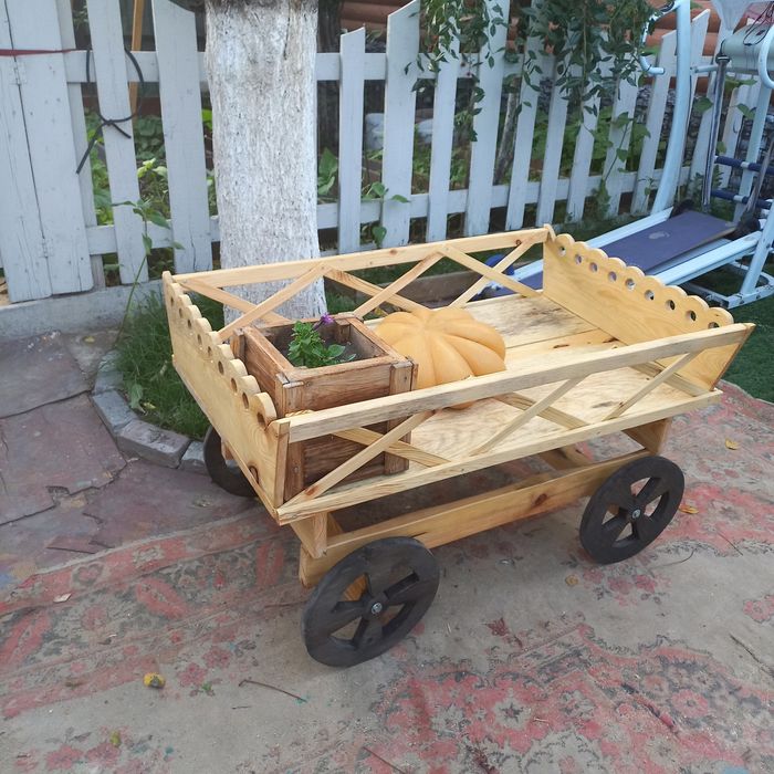 Декоративное кашпо-телега