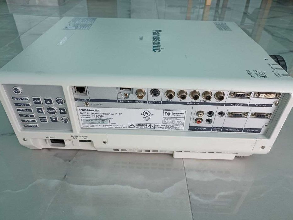 Panasonic PT-DZ570 Projector