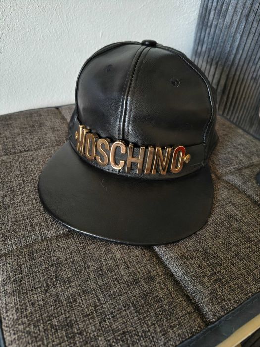Șapcă cu litere metalice aurii-Moschino