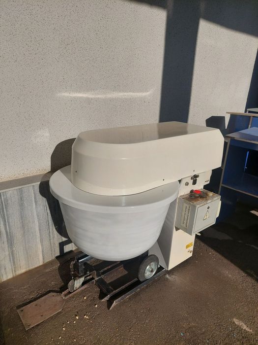 Xamir qoradigan uskuna sotiladi 50 kg