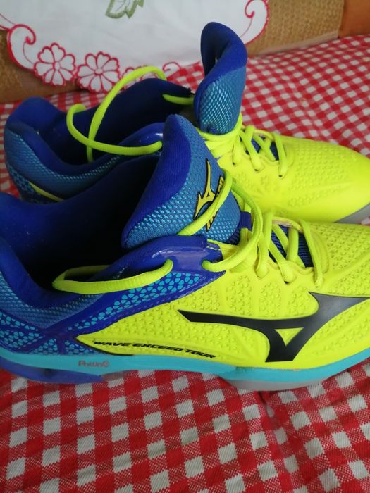 Adidași Mizuno,.